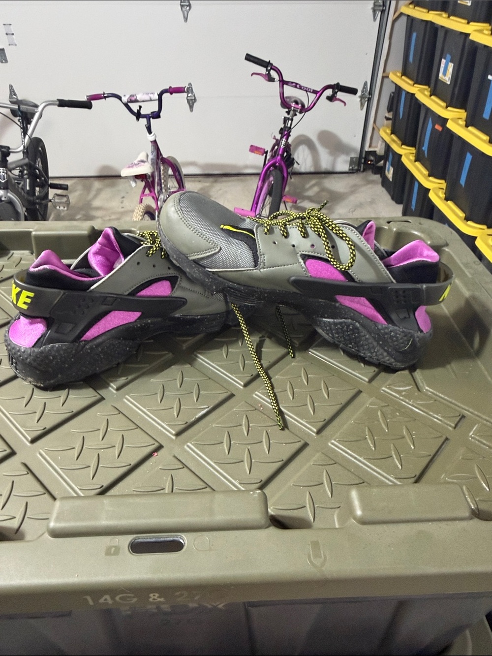 Nike Women’s Sneakers in Gray and Pink